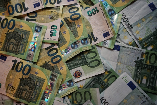 100 Euro dollar notes